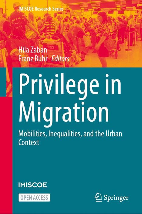 "Privilege in Migration" von Hila Zaban und Franz Buhr. Szenen eines belebten Flughafens, Titel in großem Weiß.