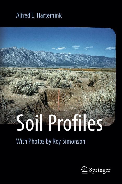 Text: Alfred E. Hartemink, Soil Profiles, With Photos by Roy Simonson. Sicht auf eine trockene Landschaft mit Bergen. Springer-Logo.