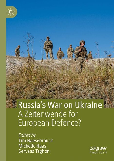 „Russia’s War on Ukraine: A Zeitenwende for European Defence?“ Soldaten stehen auf einem Hügel unter blauem Himmel.