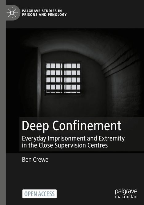 "Deep Confinement. Everyday Imprisonment and Extremity in the Close Supervision Centres." - Ben Crewe. Ein dunkler Raum mit vergittertem Fenster.