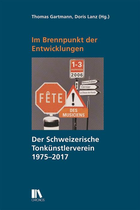 Text: "Im Brennpunkt der Entwicklungen. Der Schweizerische Tonkünstlerverein 1975–2017." Illustration: Schilder mit Daten und Orten.