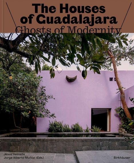"The Houses of Guadalajara: Ghosts of Modernity." Rosa Wand, Steinmuster, Bäume, kleiner Teich, Fenster, modernes Design.