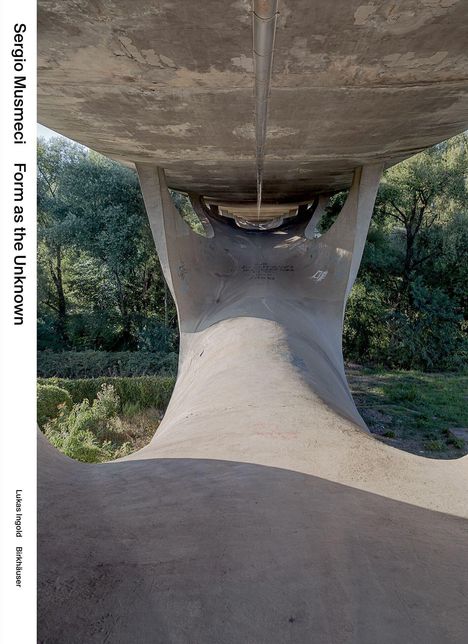 "Sergio Musmeci: Form as the Unknown", Architekturdetail mit Betonkurven und grüner Vegetation im Hintergrund.