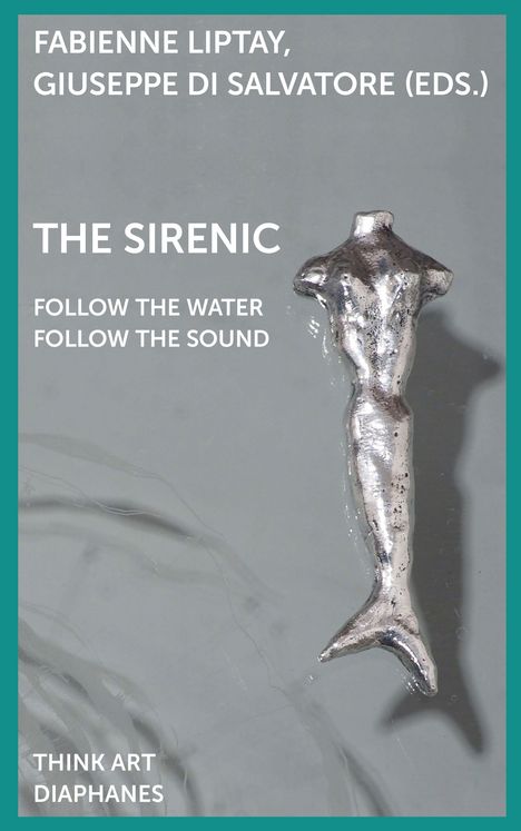 Text: Fabienne Liptay, Giuseppe Di Salvatore (Eds.) THE SIRENIC. Folge dem Wasser, folge dem Klang. Think Art Diaphanes.  
Das Bild zeigt eine silberne Skulptur eines torsolosen Körpers mit Fischschwanz auf grauem Hintergrund, umrandet von türkisfarbenen Rändern.