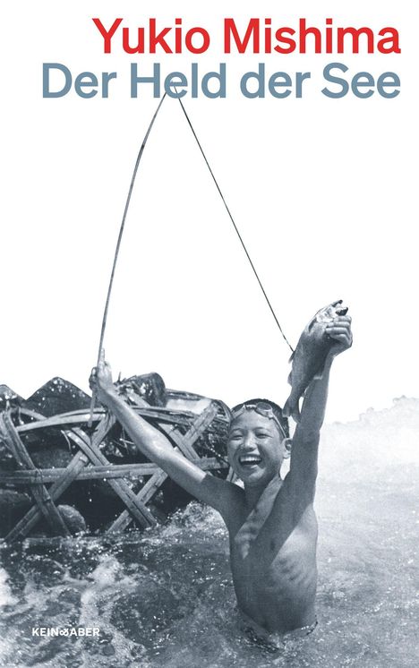 Text: "Yukio Mishima Der Held der See". Junge im Wasser freut sich mit gefangenem Fisch.