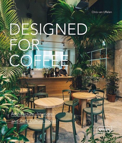„DESIGNED FOR COFFEE“, modernes Café mit Pflanzen, Holztischen und grünen Stühlen. Das Braun-Logo ist sichtbar.