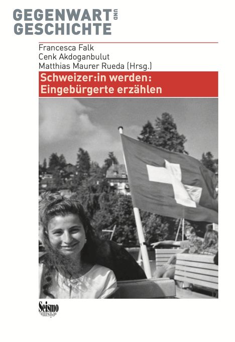 „Schweizer:in werden: Eingebürgerte erzählen“. Eine junge Frau lächelt vor einer Schweizer Flagge.