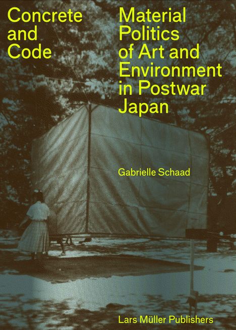 „Concrete and Code. Material Politics of Art and Environment in Postwar Japan. Gabrielle Schaad. Lars Müller Publishers.“ Eine Person neben einem großen, rechteckigen Stoffobjekt in einem bewaldeten Gebiet.