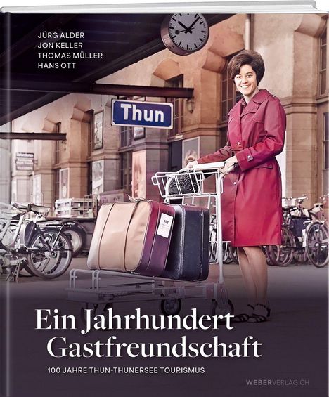 „Ein Jahrhundert Gastfreundschaft. 100 Jahre Thun-Thunersee Tourismus.“ Frau in Mantel mit Gepäckwagen am Bahnhof Thun.