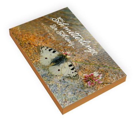 "Schmetterlinge der Schweiz" und "10 Postkarten". Ein Schmetterling sitzt auf einer Steinoberfläche neben rosa Blüten.