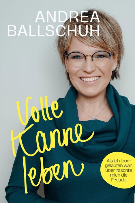 Oben: "Andrea Ballschuh". Mitte: Gelber Schriftzug "Volle Kanne Leben". Unten: "Als ich leergelaufen war, überraschte mich die Freude." Eine Frau lächelt, trägt Brille und türkisfarbenes Oberteil.