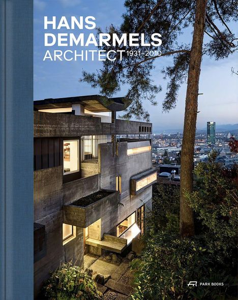 HANS DEMARMELS ARCHITECT 1931–2010. Betongebäude bei Dämmerung, umgeben von Bäumen, mit Sicht auf eine Stadt.