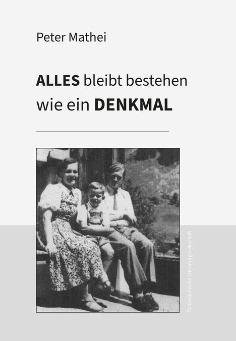 "Peter Mathei. ALLES bleibt bestehen wie ein DENKMAL." Ein altes Foto einer sitzenden Familie draußen.