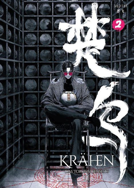 "KRÄHEN DAS TOR ZUM JENSEITS II"; Person mit Brille auf Stuhl; mystische Atmosphäre; weiße Schriftzeichen und Kreise.