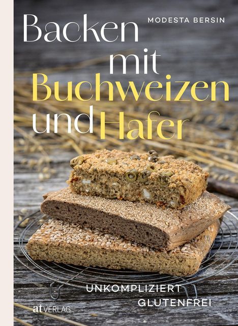 "Backen mit Buchweizen und Hafer" von Modesta Bersin. Drei Brotscheiben auf einem Gitter vor Strohhalmen.