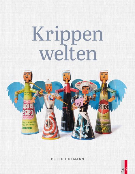 „Krippenwelten“, darunter „Peter Hofmann“. Fünf Engelsfiguren aus bunten, recycelten Materialien mit blauen Flügeln.