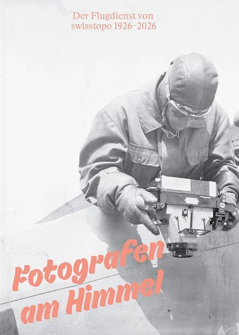 "Fotografen am Himmel, Der Flugdienst von swisstopo 1926-2026." Ein Pilot bedient eine Kamera. Vintage-Stil.