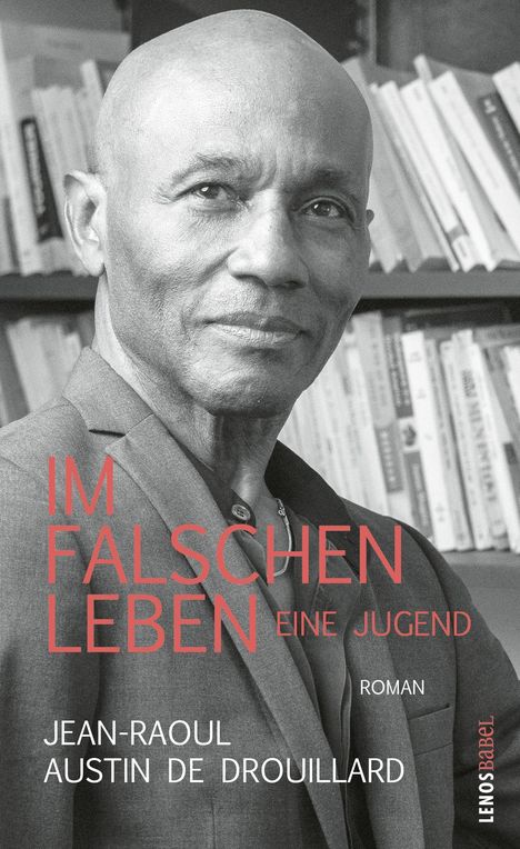"Im falschen Leben: Eine Jugend" von Jean-Raoul und Austin de Drouillard. Schwarz-weiß Foto eines Mannes vor einem Bücherregal.