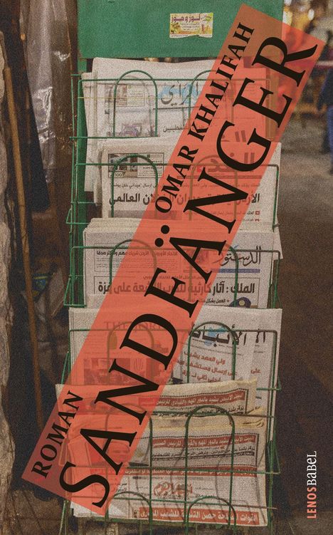 Zeitungsständer mit arabischen Zeitungen; diagonaler Text "Roman Sandfänger" von Omar Khalifah.