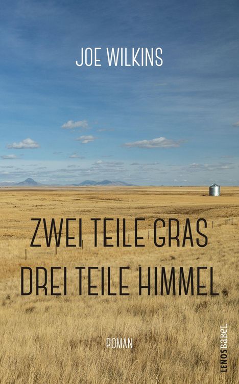 "ZWEI TEILE GRAS DREI TEILE HIMMEL" und "ROMAN" in einer goldenen Graslandschaft mit weitem blauen Himmel.