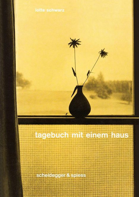 „lotte schwarz“, „tagebuch mit einem haus“, „scheidegger & spiess“; Silhouette einer Blumenvase vor Fenster.
