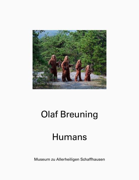 "Olaf Breuning", "Humans", "Museum zu Allerheiligen Schaffhausen". Vier Gestalten in braunen Kostümen im Wald.