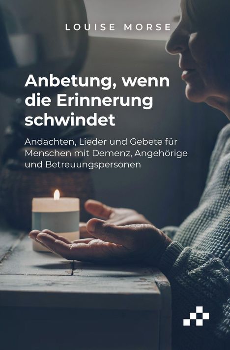 "Anbetung, wenn die Erinnerung schwindet." Person in Gebetshaltung vor einer Kerze auf einem Tisch.
