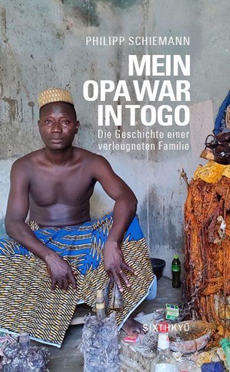 "Mein Opa war in Togo: Die Geschichte einer verleugneten Familie" von Philipp Schiemann. Mann in traditioneller Kleidung sitzt.