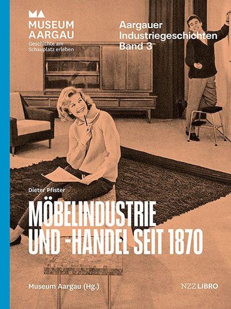 "MÖBELINDUSTRIE UND -HANDEL SEIT 1870" steht in großen Buchstaben unten. Eine Frau sitzt lächelnd, ein Mann im Hintergrund.