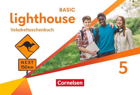 „Lighthouse BASIC Vokabeltaschenbuch 5“, Känguru-Schild „NEXT 150 km“, drei lachende Jugendliche im Freien.