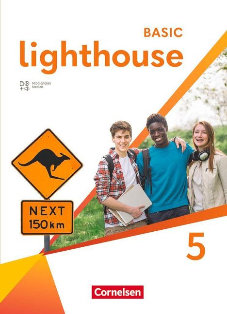 "BASIC lighthouse" steht oben, "NEXT 150 km" auf einem Känguru-Warnschild links. Drei Jugendliche lächeln in die Kamera.