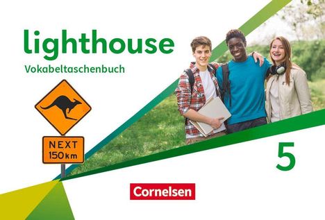 „Lighthouse Vokabeltaschenbuch“, „NEXT 150 km“. Drei Jugendliche lächeln, einer hält Hefte. Links ein Känguru-Warnschild.