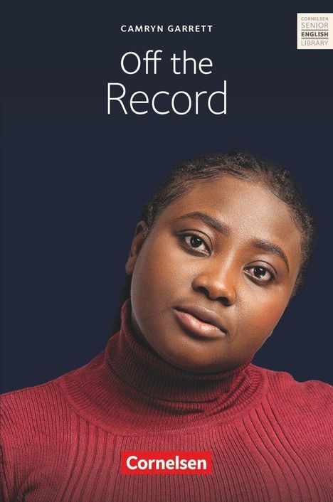 "Camryn Garrett: Off the Record." Ein nachdenklicher Gesichtsausdruck einer Person in einem roten Rollkragenpullover. Cornelsen-Logo.