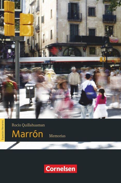 Text „Rocío Quillahuaman“, „Marrón Memorias“, „Cornelsen“. Verschwommene Szene einer belebten Straße vor urbanen Gebäuden.