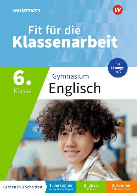 „Fit für die Klassenarbeit. 6. Klasse. Gymnasium Englisch.“ Ein junger Mensch lächelt in einem Klassenzimmer.