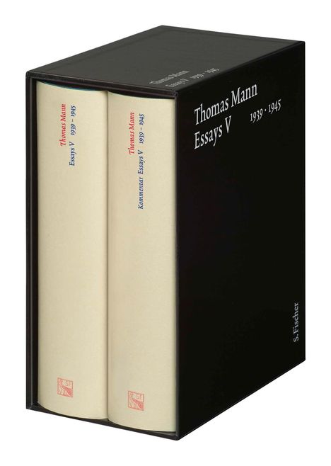 Zwei Bücher in einem schwarzen Schuber. Texte: "Thomas Mann Essays V 1939-1945", "S. Fischer". Beige Einband mit roten und blauen Titeln.