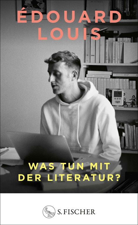 Édouard Louis, "Was tun mit der Literatur?" Eine Person im weißen Hoodie sitzt vor einem Laptop, umgeben von Büchern.