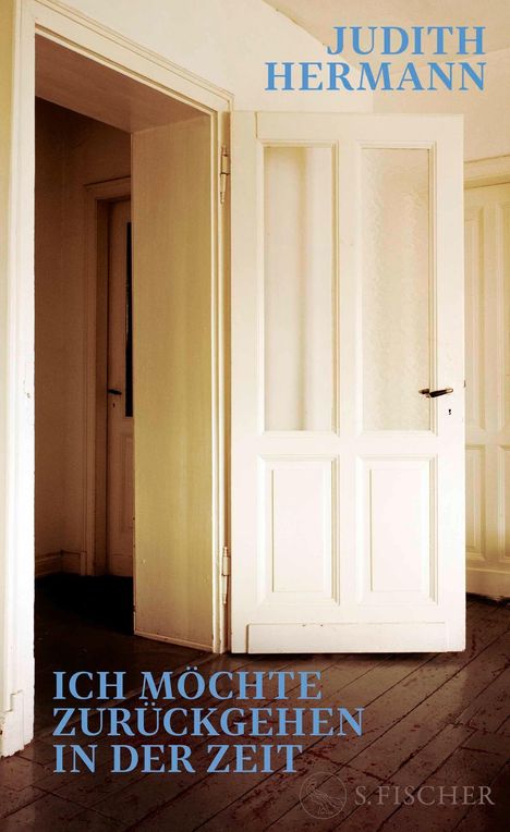 "Judith Hermann, Ich möchte zurückgehen in der Zeit." Eine halb geöffnete, weiße Tür in einem alten Raum.