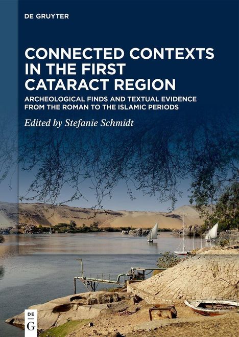 "CONNECTED CONTEXTS IN THE FIRST CATARACT REGION" über Flusslandschaft mit Segelbooten, Palmen und Wüste im Hintergrund.