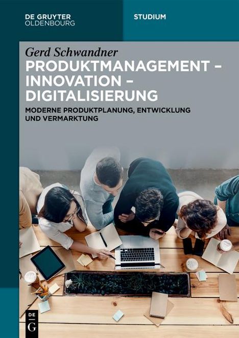 Der Text lautet: "PRODUKTMANAGEMENT – INNOVATION – DIGITALISIERUNG". Menschen arbeiten konzentriert an einem Tisch.