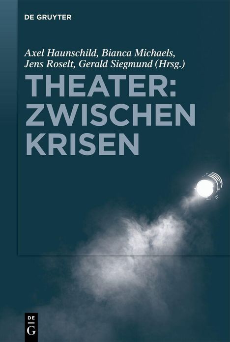 „Theater: Zwischen Krisen“ von Axel Haunschild, Bianca Michaels, Jens Roselt, Gerald Siegmund. Strahler und Nebel auf dunklem Hintergrund.