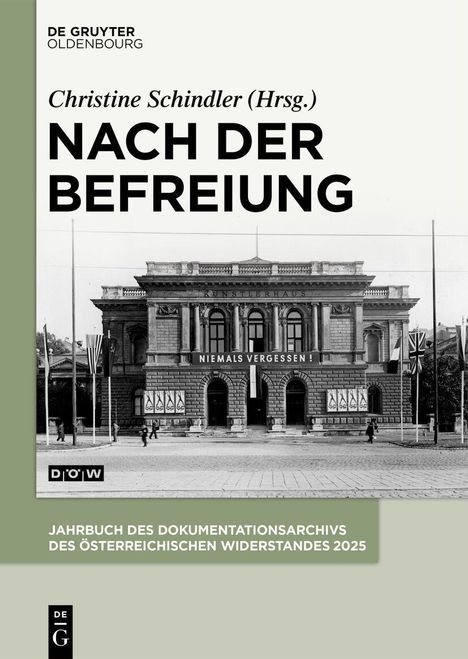"Christine Schindler (Hrsg.) Nach der Befreiung. Niemals vergessen! Jahrbuch des Dokumentationsarchivs des Österreichischen Widerstandes 2025." Ein historisches Gebäude mit Flaggen.