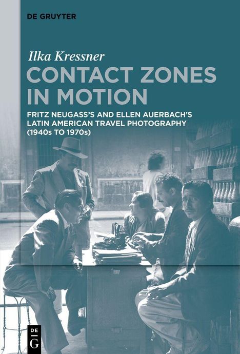 "Ilka Kressner, CONTACT ZONES IN MOTION" über einem Foto mehrerer Menschen um einen Tisch im Freien sitzend.