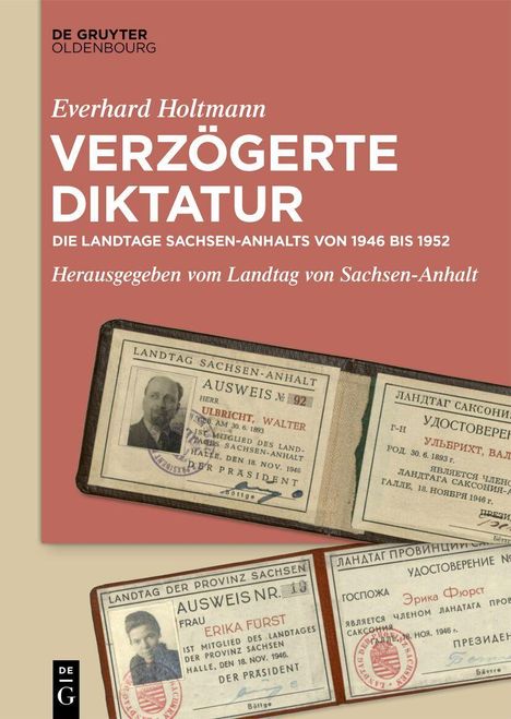 Buchtitel: "Verzögerte Diktatur" von Everhard Holtmann. Zeigt historische Ausweise von Mitgliedern des Landtags Sachsen-Anhalt.