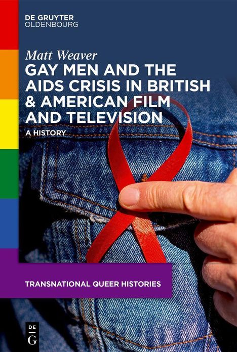 "Transnational Queer Histories" auf violettem Balken, rote Schleife an blauer Jeans befestigt, Finger zeigt darauf.