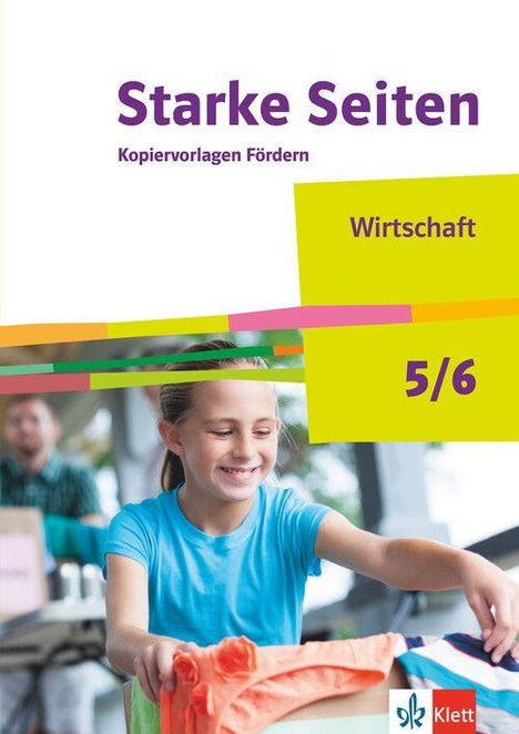 "Starke Seiten: Kopiervorlagen Fördern, Wirtschaft 5/6. Ein Mädchen faltet ein orangefarbenes Shirt und lächelt."