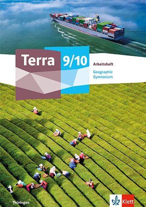 "Terra 9/10, Arbeitsheft, Geographie Gymnasium. Menschen arbeiten auf einem grünen Feld. Oben ist ein Frachtschiff im Wasser."