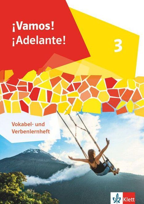 "¡Vamos! ¡Adelante! 3. Vokabel- und Verbenlernheft. Eine Frau schaukelt vor einem Vulkan mit Wolken im Hintergrund."