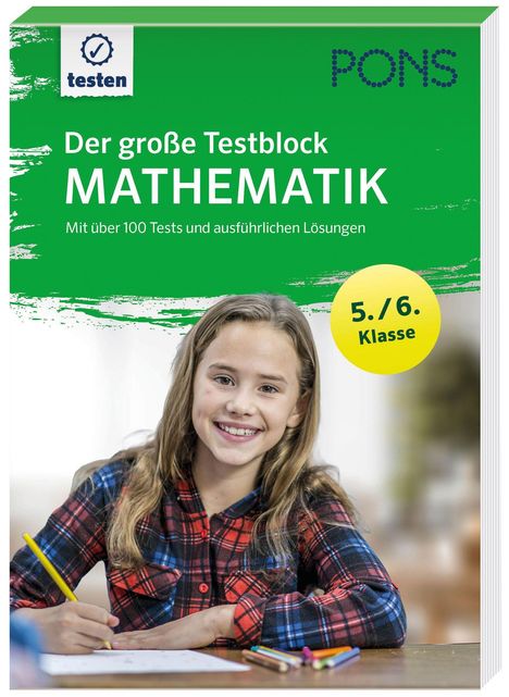 „Der große Testblock MATHEMATIK“, „5./6. Klasse“. Ein lächelndes Mädchen schreibt mit einem gelben Bleistift.