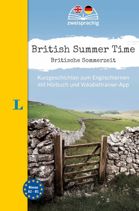 "British Summer Time" und "Britische Sommerzeit" vor einem blauen Himmel. Steinmauer mit Holztor in grüner Landschaft.